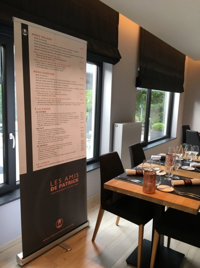 Roll-up blanc et noir dans un restaurant pour indiquer la carte