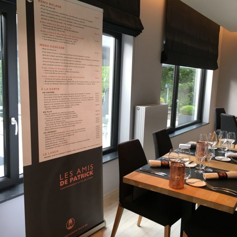 Roll-up blanc et noir dans un restaurant pour indiquer la carte