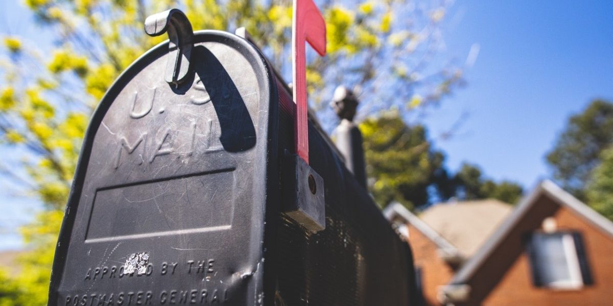 Boite aux lettres noire en fer avec indicateur de publipostage relevé